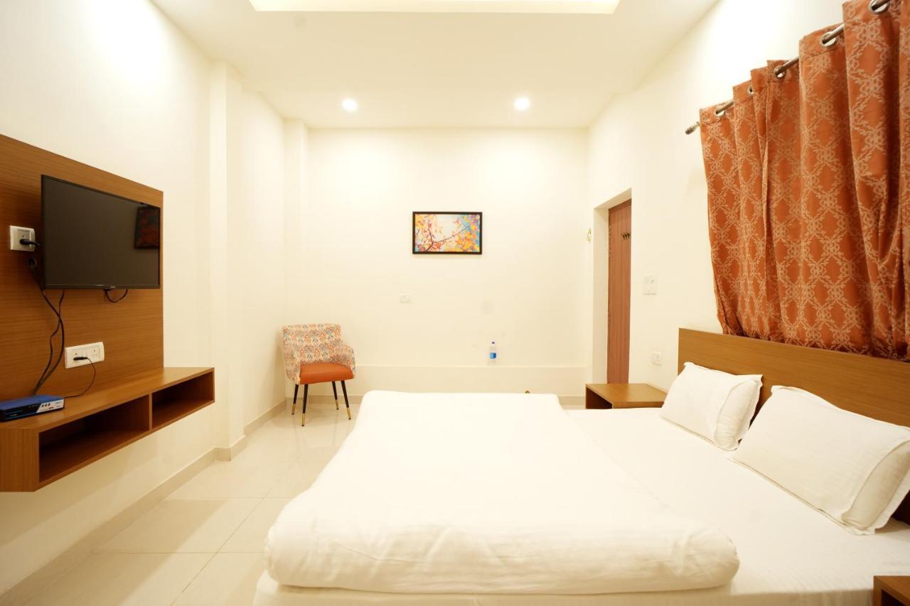 Apoorva Guest House Ayodhya Exterior photo